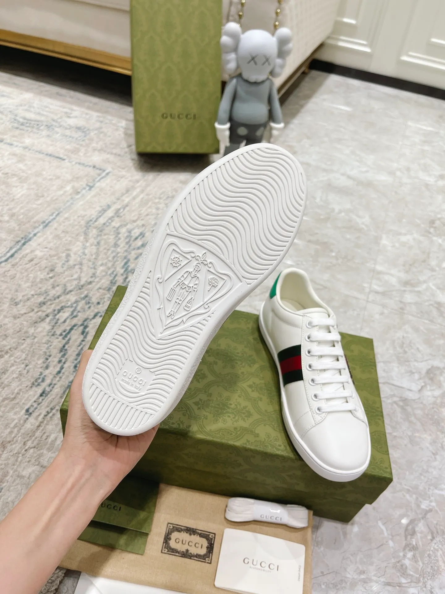👟👟Ex-factory price 440👟👟 Women's shoe factory GUCCi's latest anti-counterfeiting line classic sports lace-up white shoes for couples ☝︎57 layouts of the whole series are shipped with high quality★ Color matching is being updated continuously... 🔥Look for our upgraded version quality, original mold opening ✔️Original last shape ✔ Everything is authentic from the inside out🥊 🍬Material: 🔸The upper is made of Italian cowhide imported from the original factory. The comfort and softness are higher than ordinary cowhide from domestic factories. ➕Full cowhide lining and foot pads. The lining adopts the same lasting method as the original. The midsole is also printed with double G and the insole is also original molded. 3D craftsmanship❗️Different from ordinary products in the market❗️➕The outsole adopts the original high-density one-to-one sole➕⚠️The snakeskin tail is consistent with the authentic color, and the real snakeskin is a small piece➕🗯The embroidered patches are also authentic. After disassembly, each color comparison is accurate before shipment‼ ️ Shoe size: Female 35-40 Male 39-44